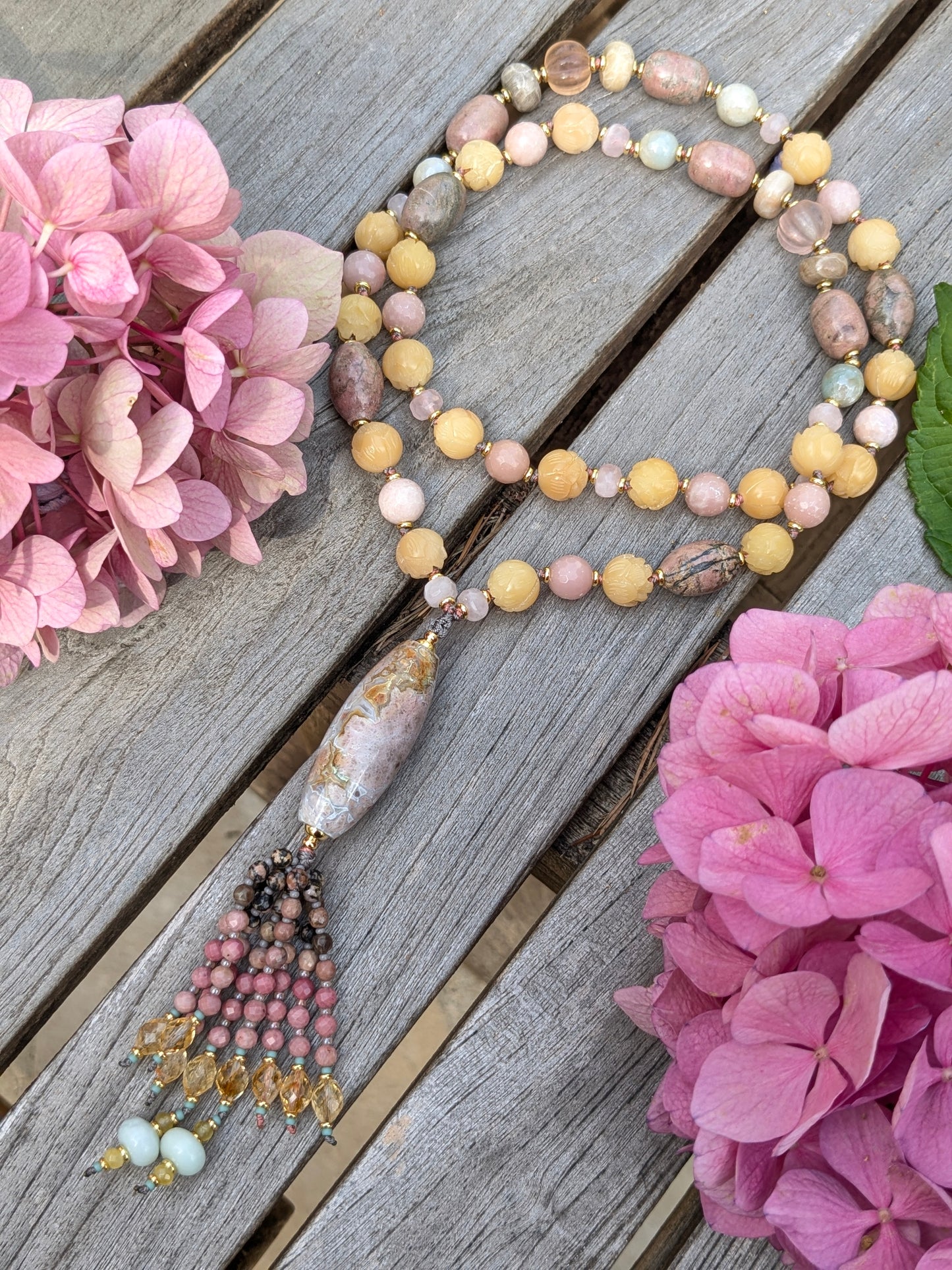 Collier long Jivana, graines sculptées, pierres douces et tassel minéral – Pièce unique