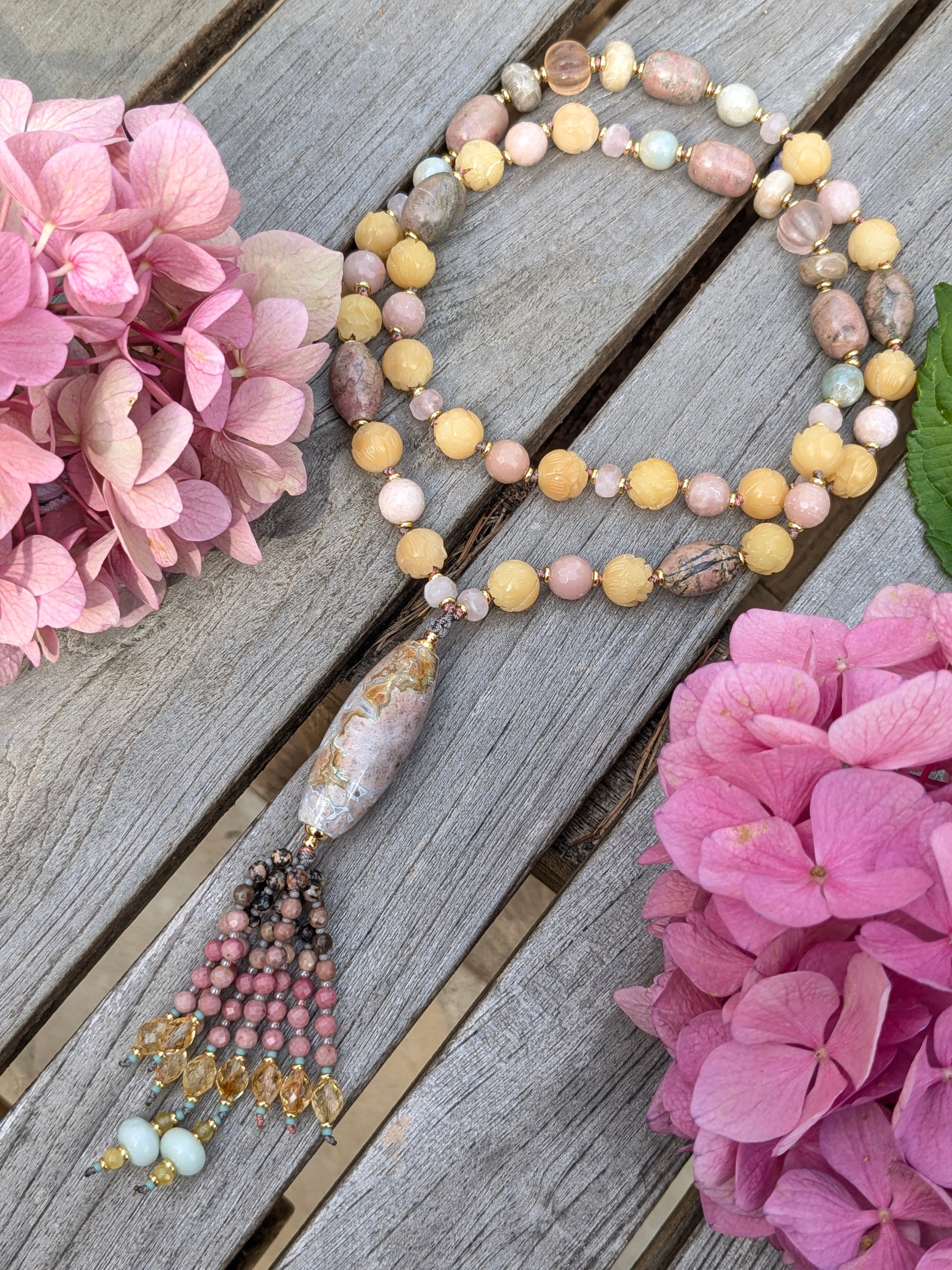 Collier long Jivana, graines sculptées, pierres douces et tassel minéral – Pièce unique
