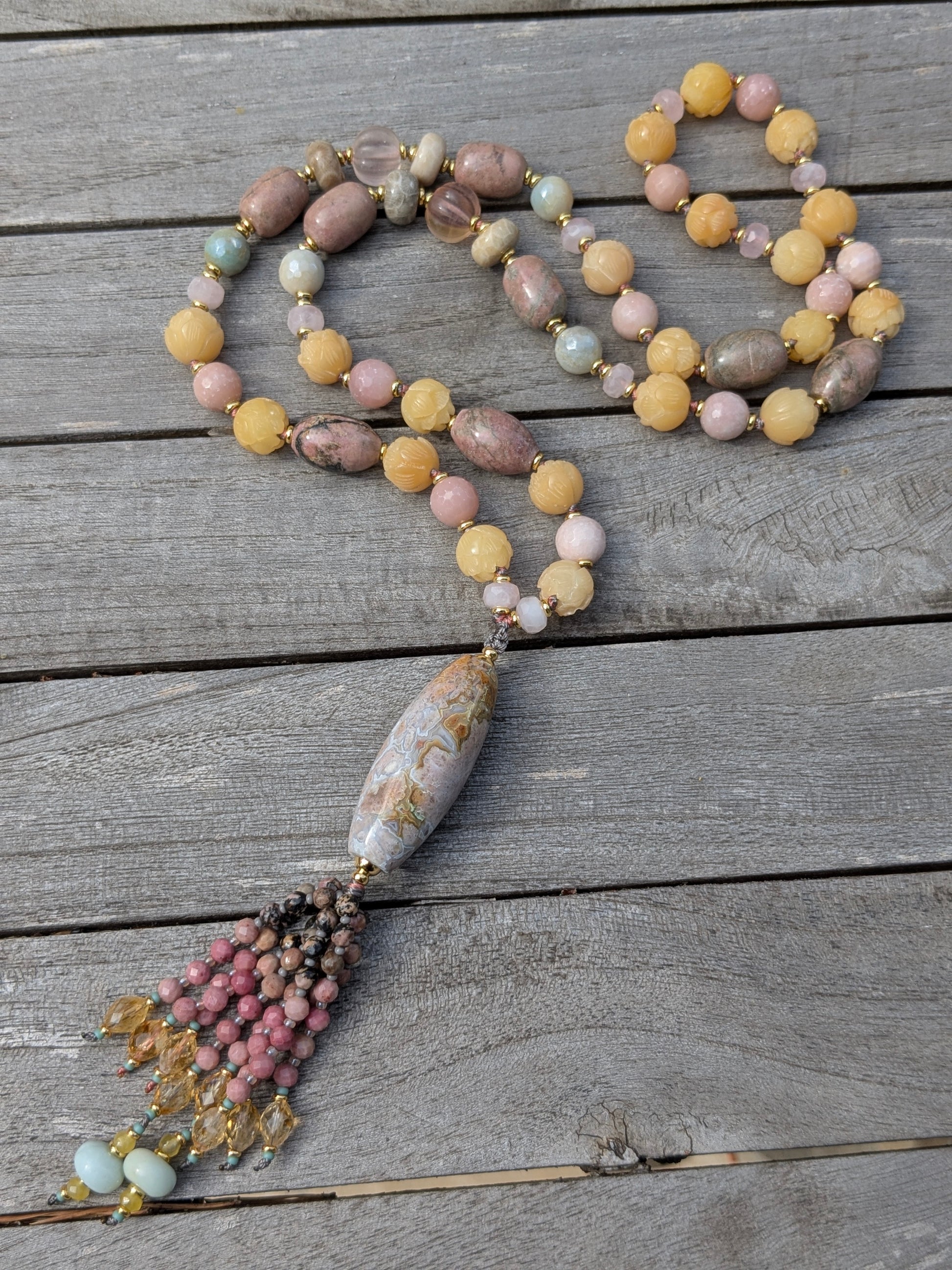 Collier long Jivana, graines sculptées, pierres douces et tassel minéral – Pièce unique