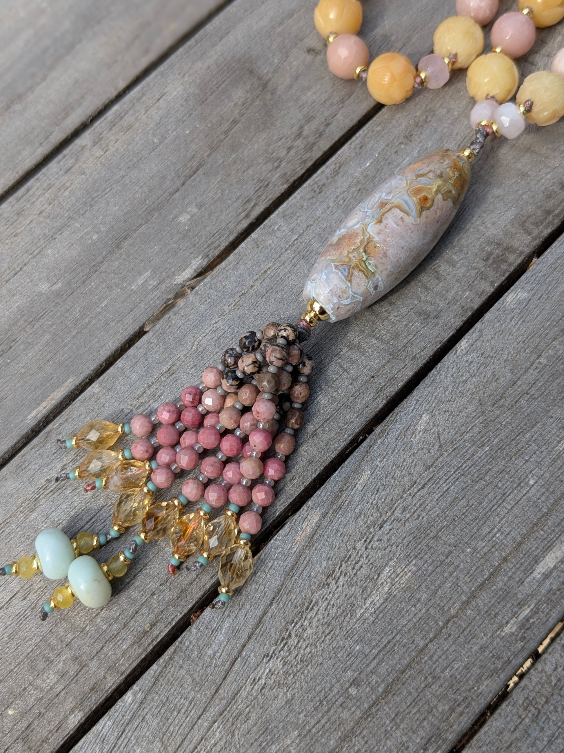 Collier long Jivana, graines sculptées, pierres douces et tassel minéral – Pièce unique