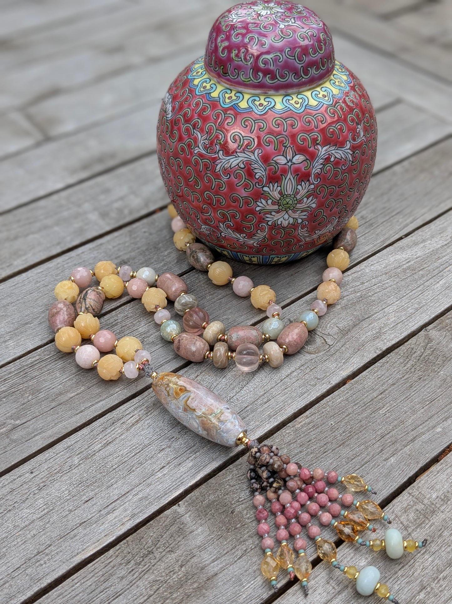 Sautoir artisanal Jivana, harmonie de roses et bleus, agate focale et savoir-faire expert