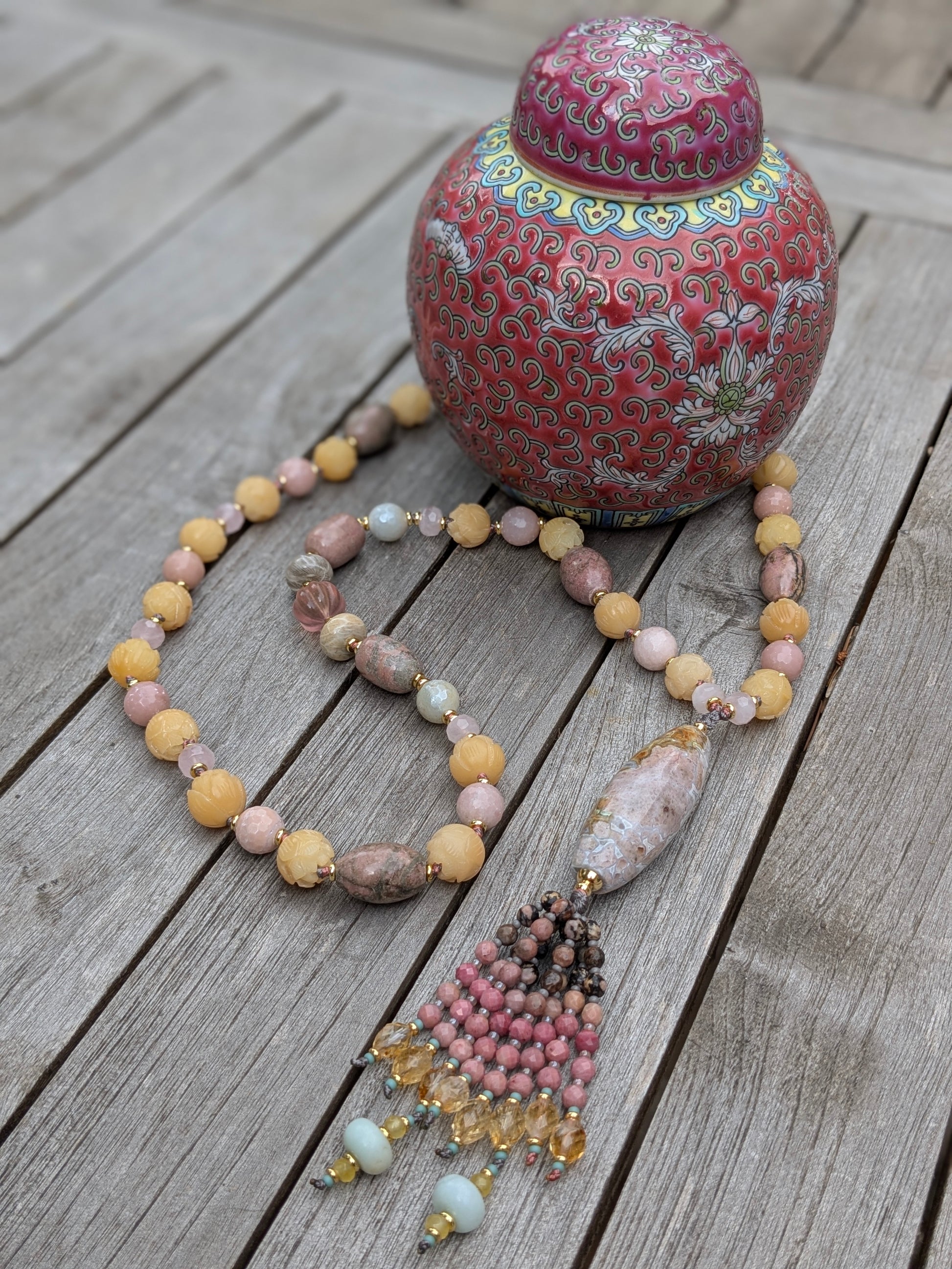 Sautoir artisanal Jivana, harmonie de roses et bleus, agate focale et savoir-faire expert