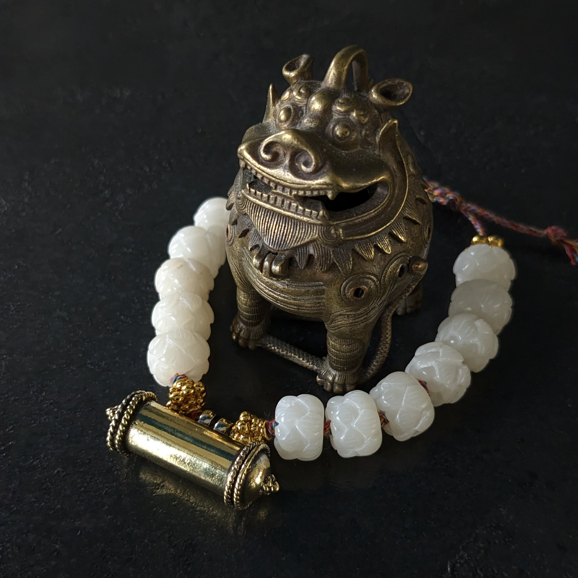 Bracelet ajustable en pierres naturelles et boîte à secrets en laiton