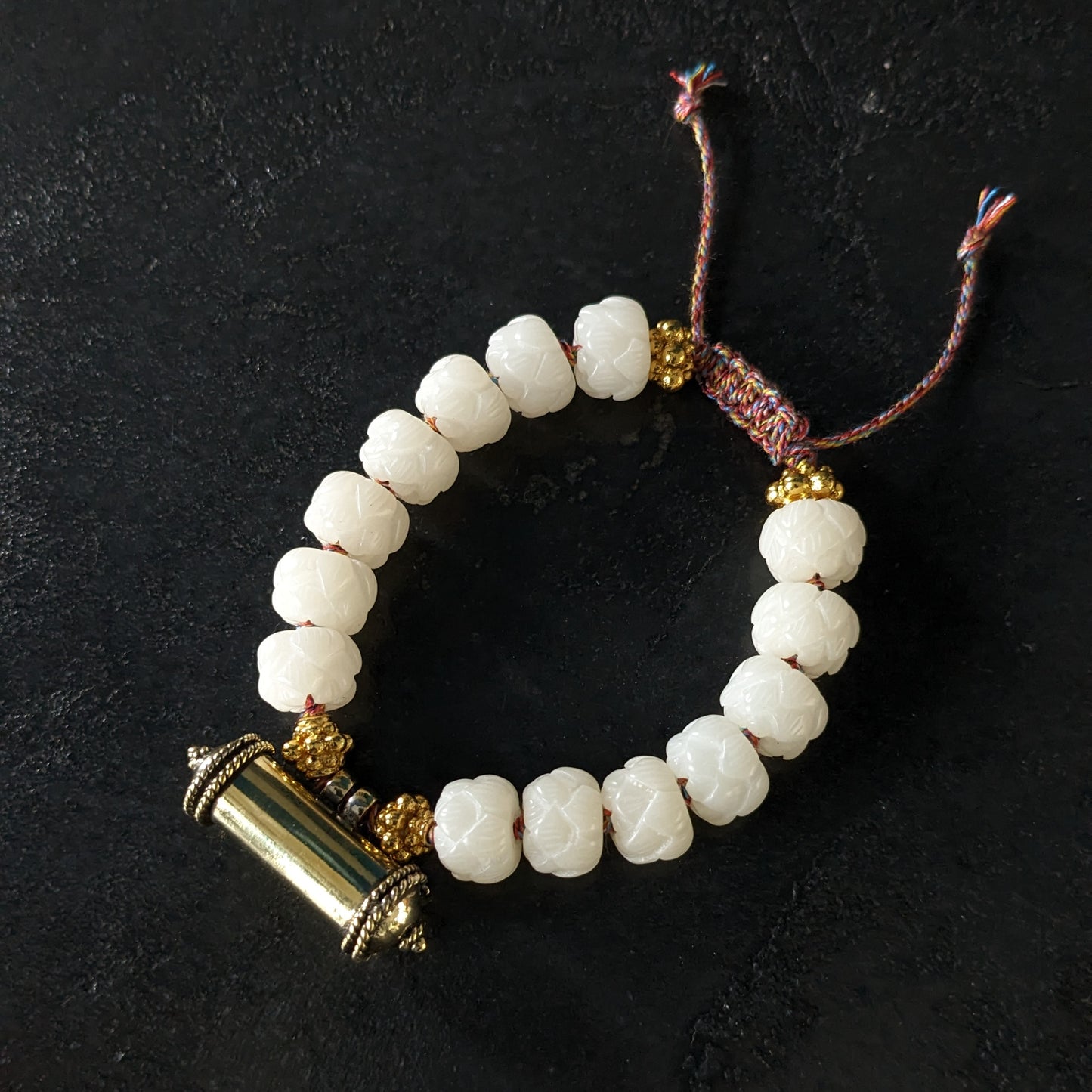 Bracelet ajustable en pierres naturelles et boîte à secrets en laiton
