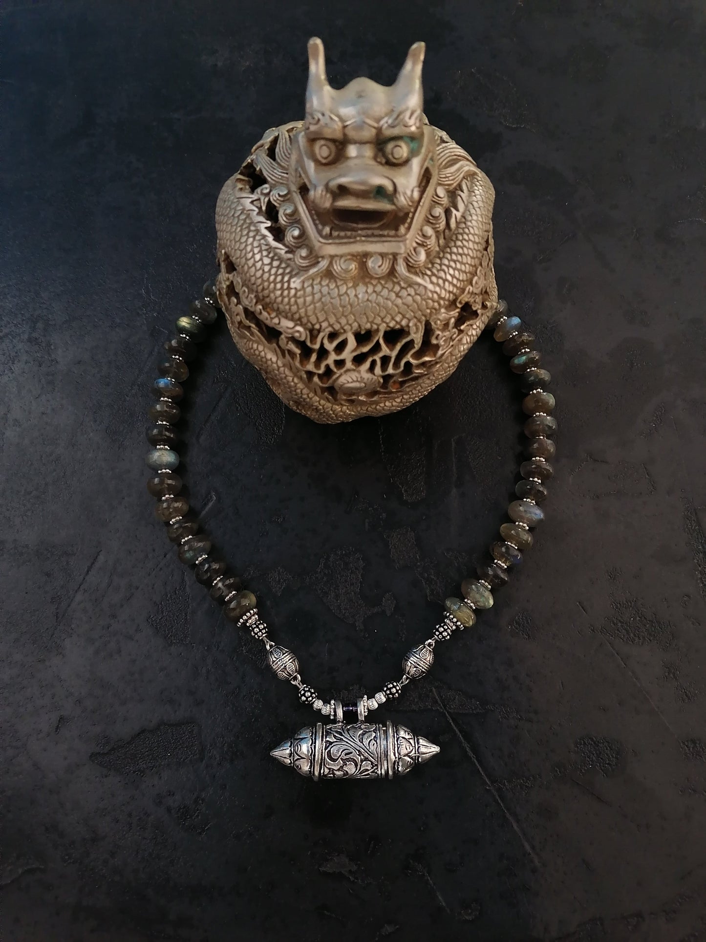Collier ethnique en Labradorites et boite à amulette du Rajasthan
