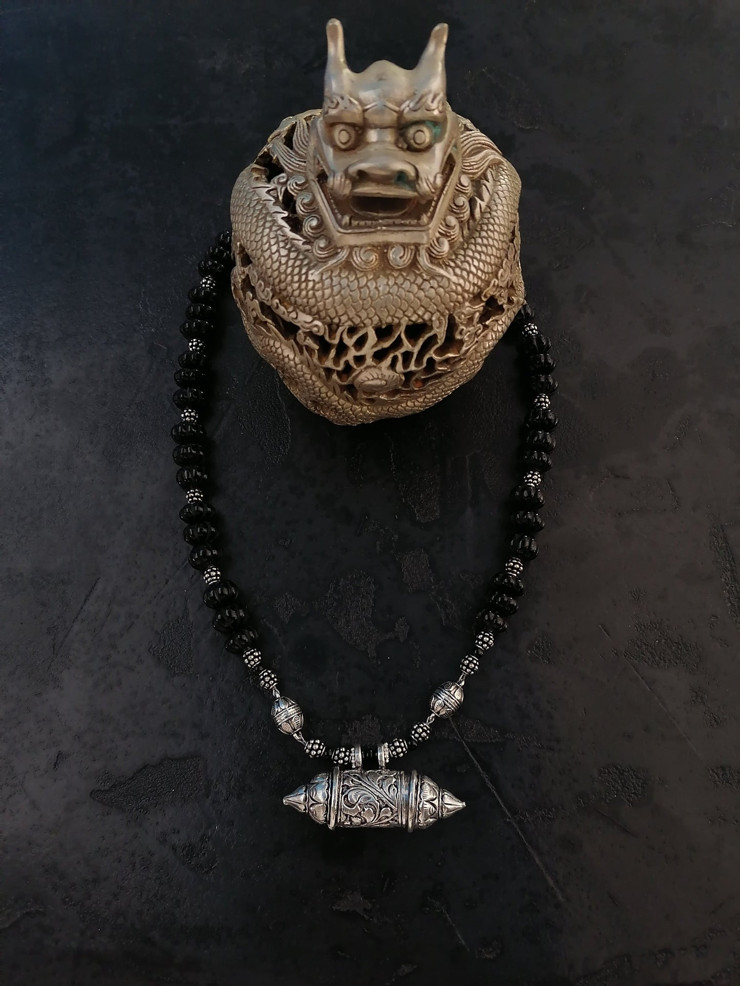 Collier ethnique en quartz fumé sculpté et boite à amulette du Rajasthan