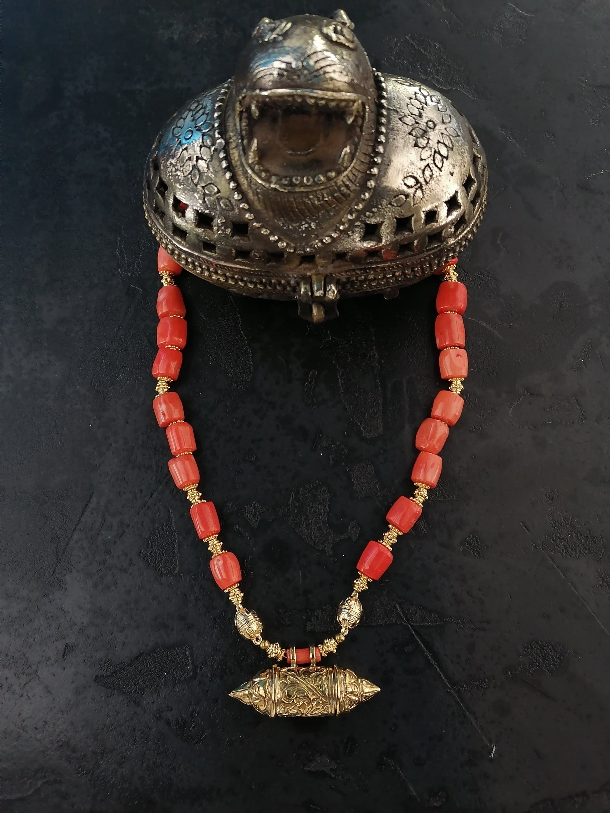 Collier ethnique en bambou de mer orange et boite à amulette du Rajasthan