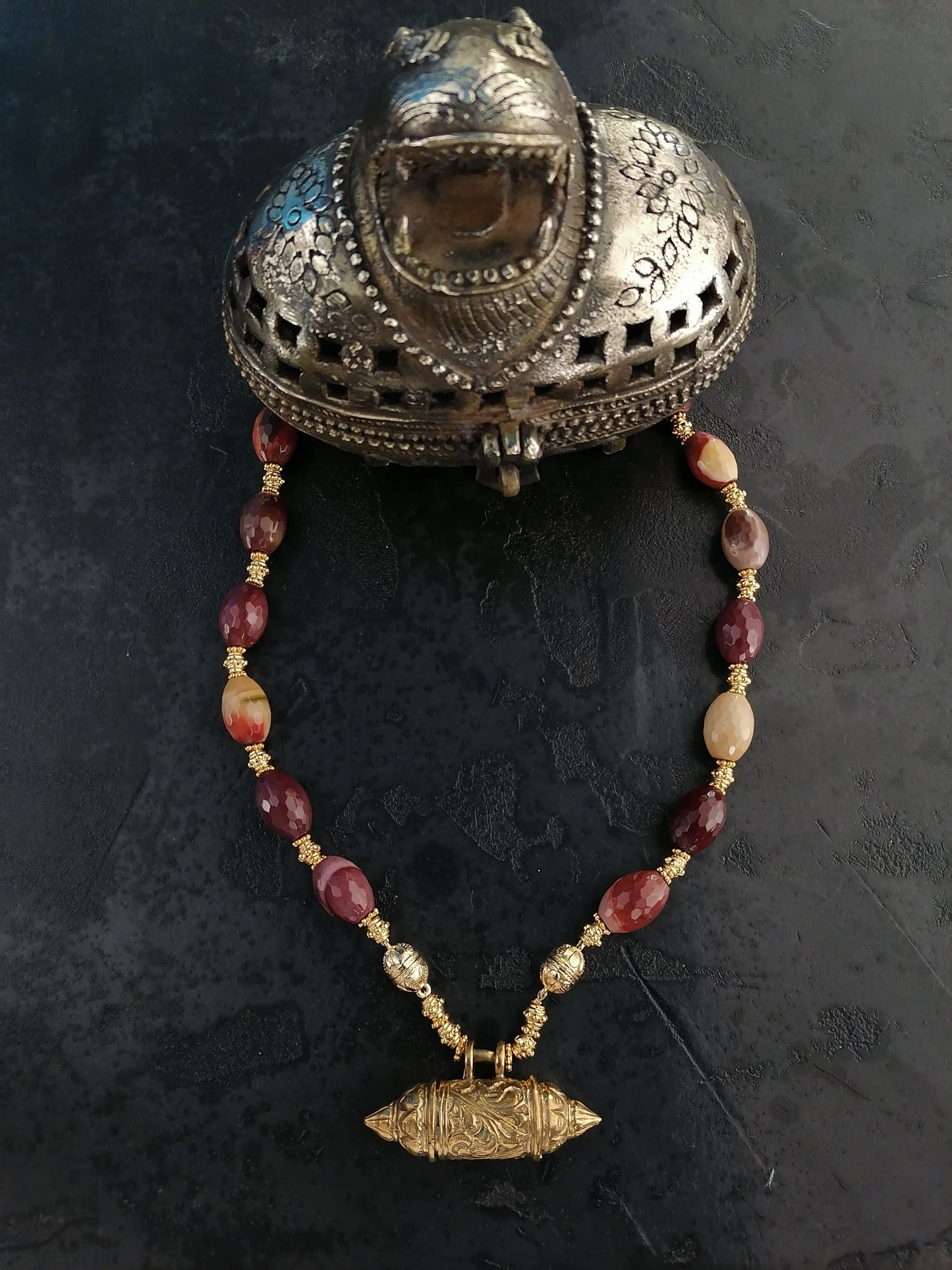 Collier ethnique en mookaite et boite à amulette du Rajasthan