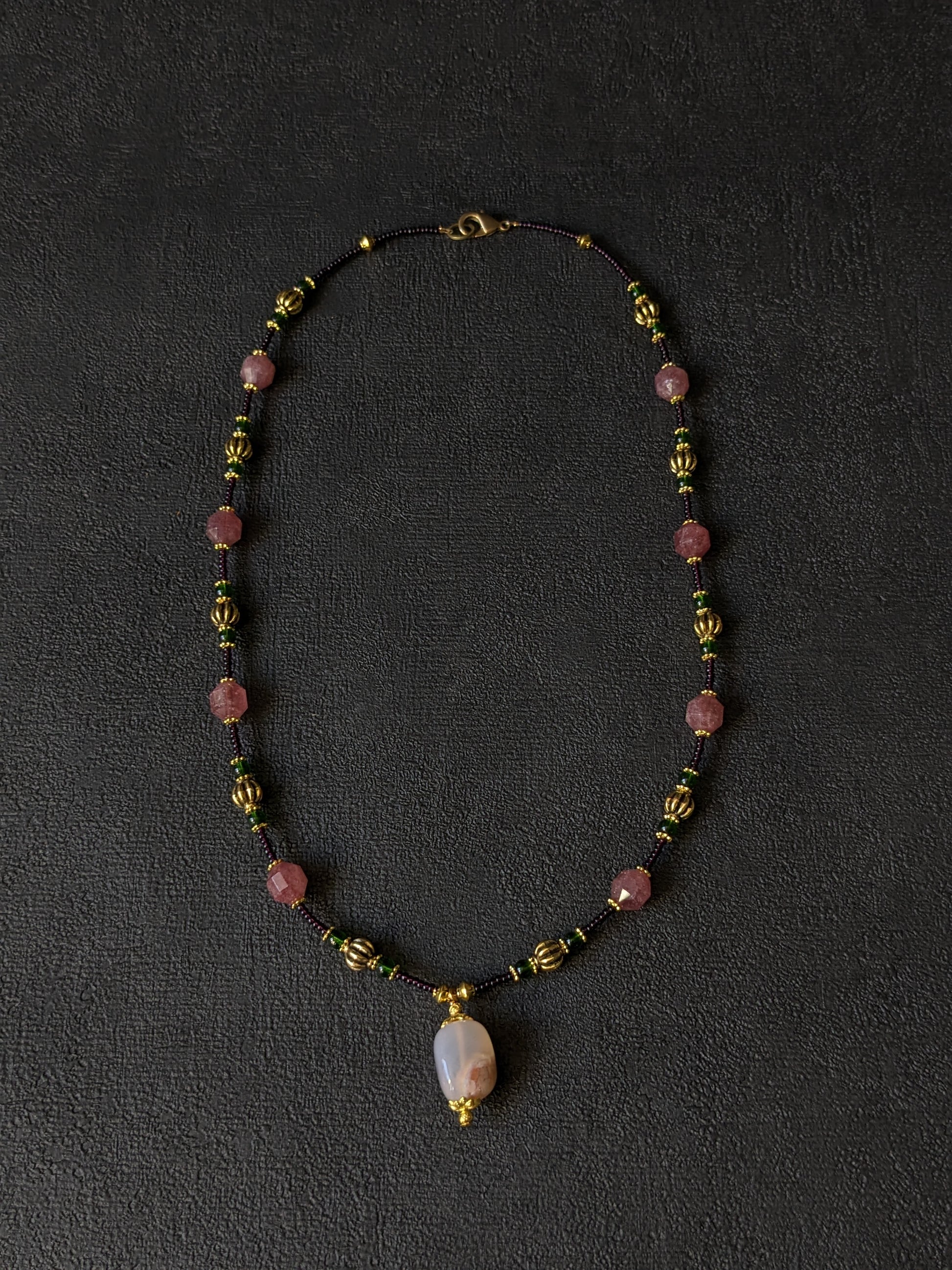 Bijoux de créateur en pierres fines, style bohème et ethnique