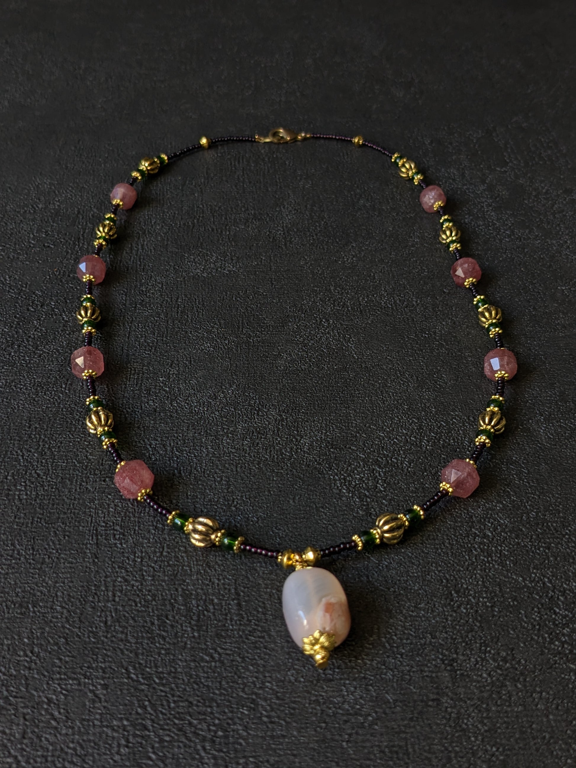 Bijoux de créateur en pierres fines, style bohème et ethnique