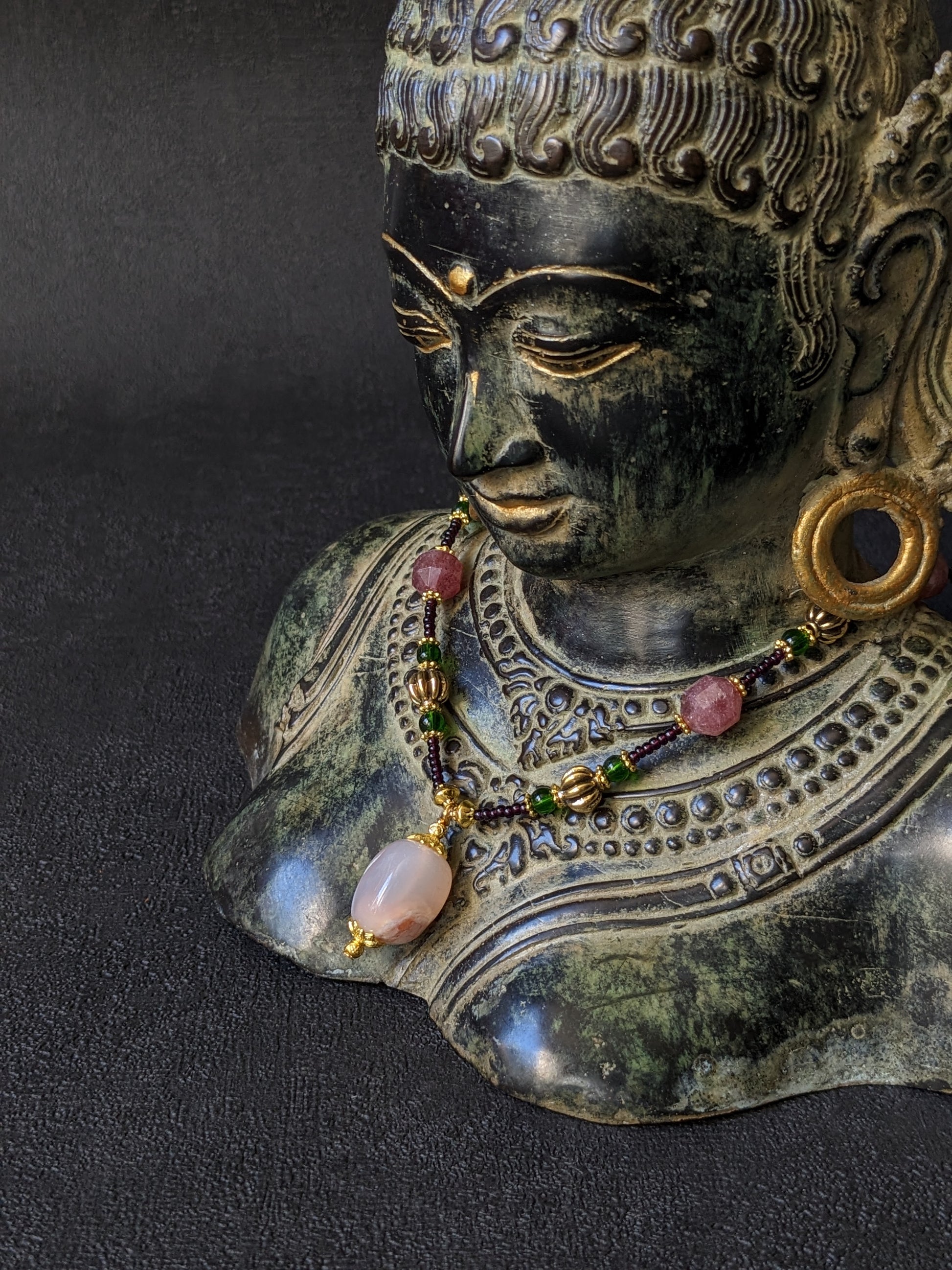 Bijoux de créateur en pierres fines, style bohème et ethnique