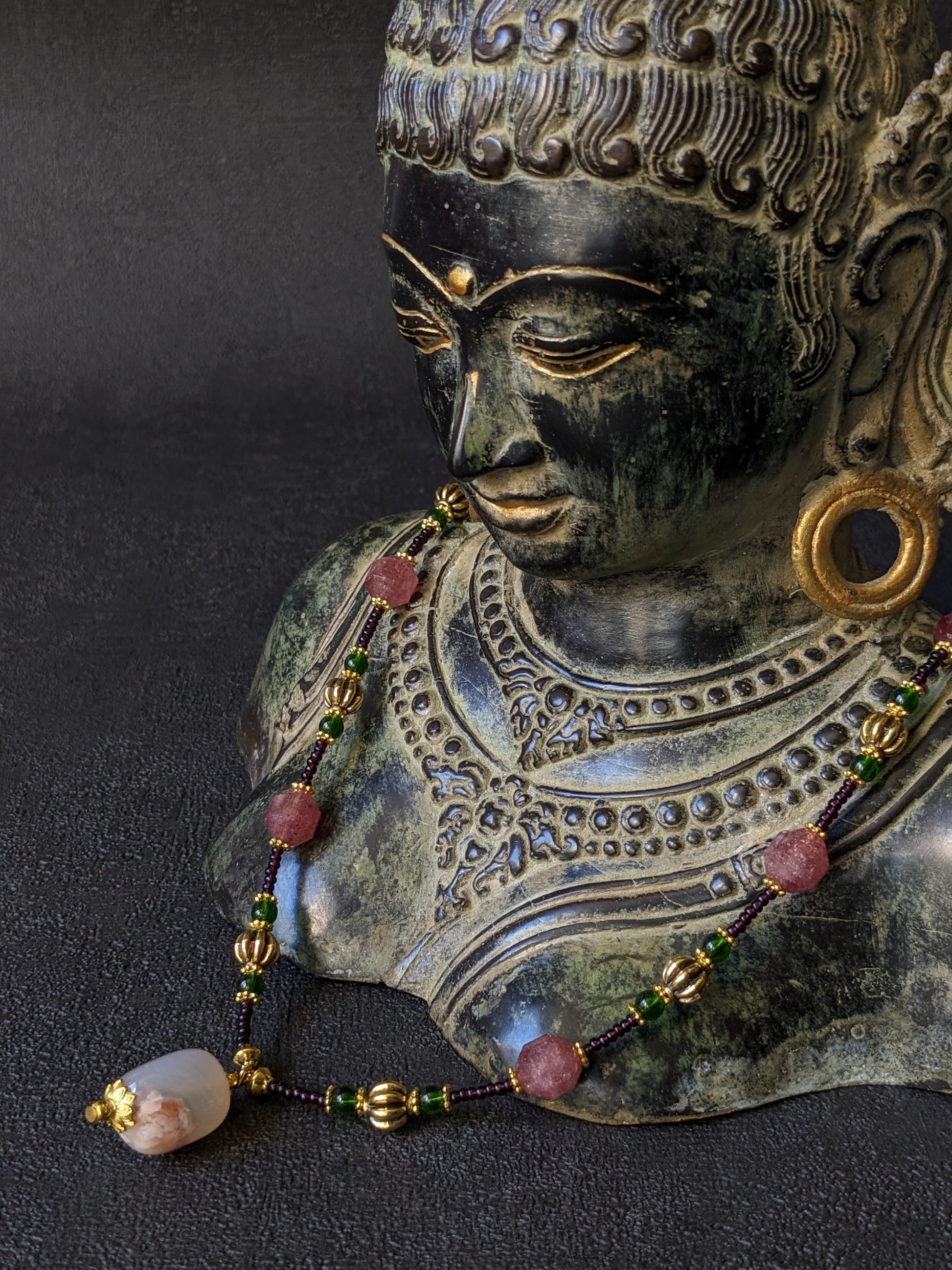Bijoux de créateur en pierres fines, style bohème et ethnique