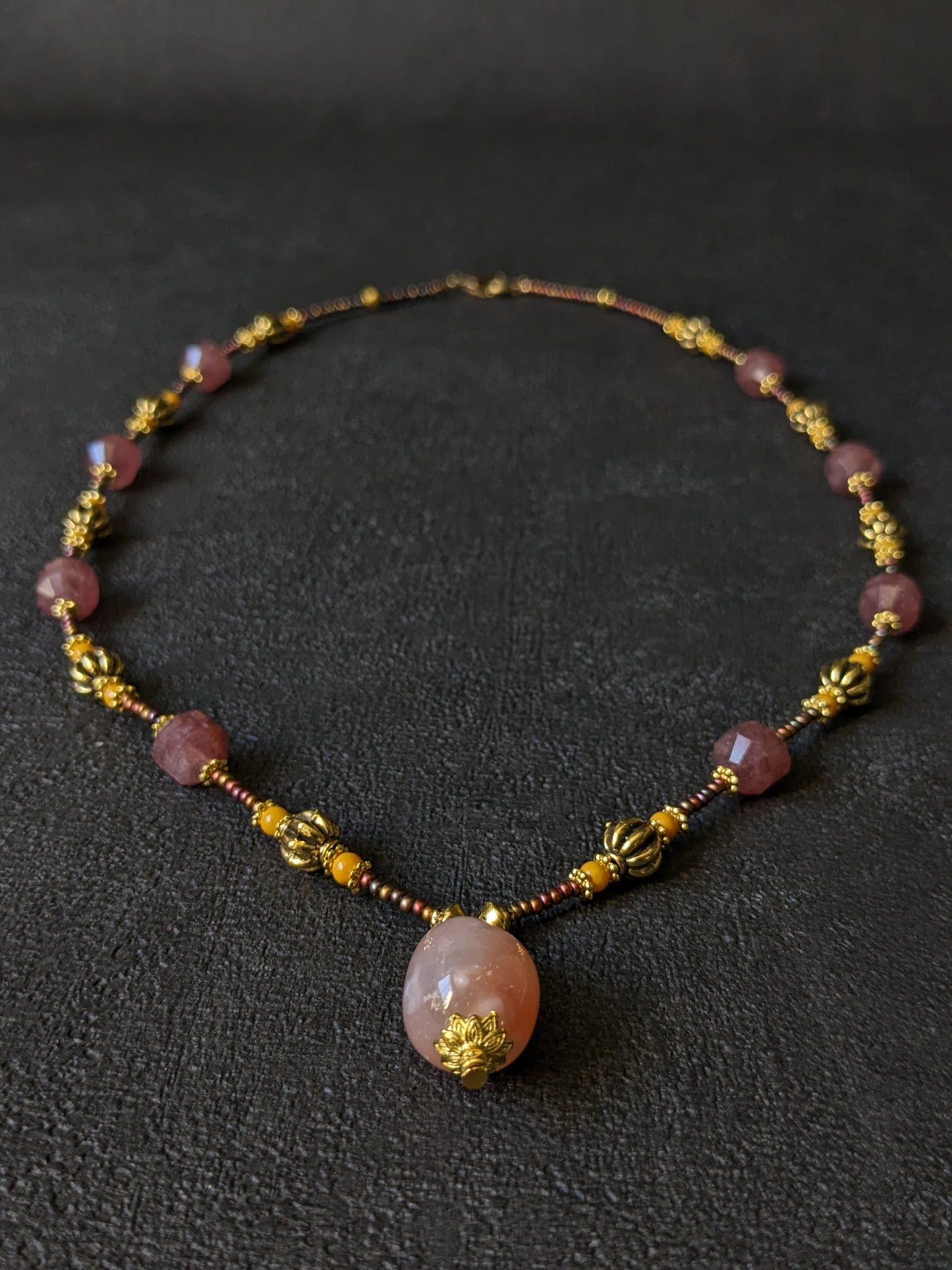Collier en pierres naturelles, main en France . Style bohème et ethnique